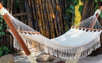 A hammock chair with support: when comfort rhymes with design